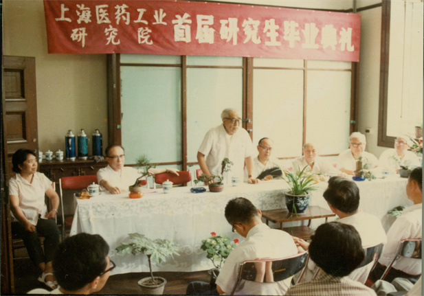 1978年，上海医药工业研究院第一届研究生毕业典礼。.jpg